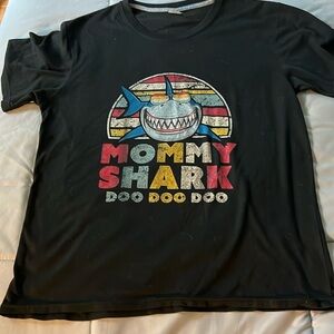 Mommy‎ shark black and multicolored shirt size M 100% cotton